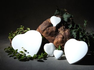 Porzellanherzen mit Efeu